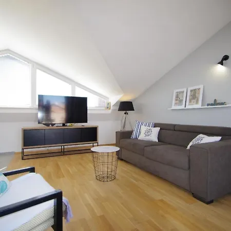 Apartment In Fazana Mit Schoenem Balkon Valbandon