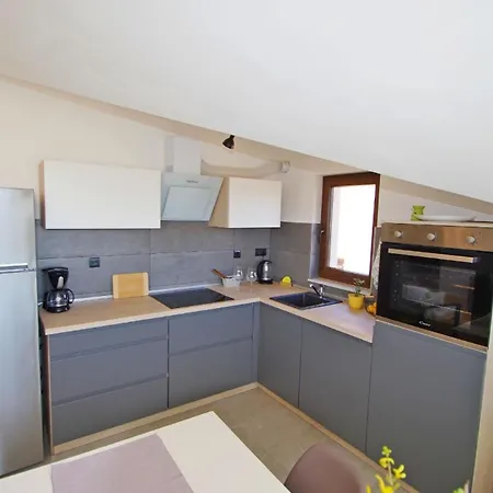 In Fazana Mit Schoenem Balkon * Valbandon