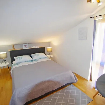 Apartment In Fazana Mit Schoenem Balkon Valbandon
