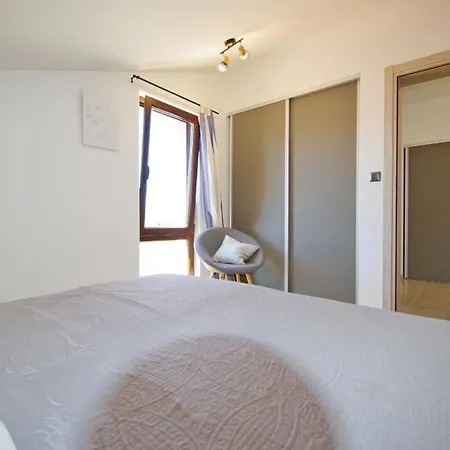 アパート In Fazana Mit Schoenem Balkon